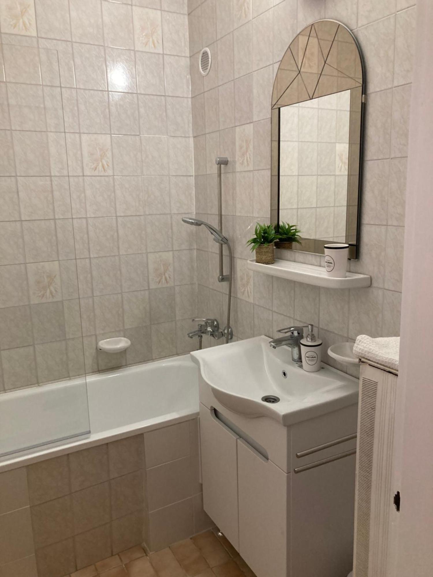 Belvarosi Classic Apartman 85 Square Meters ソンバトヘイ エクステリア 写真