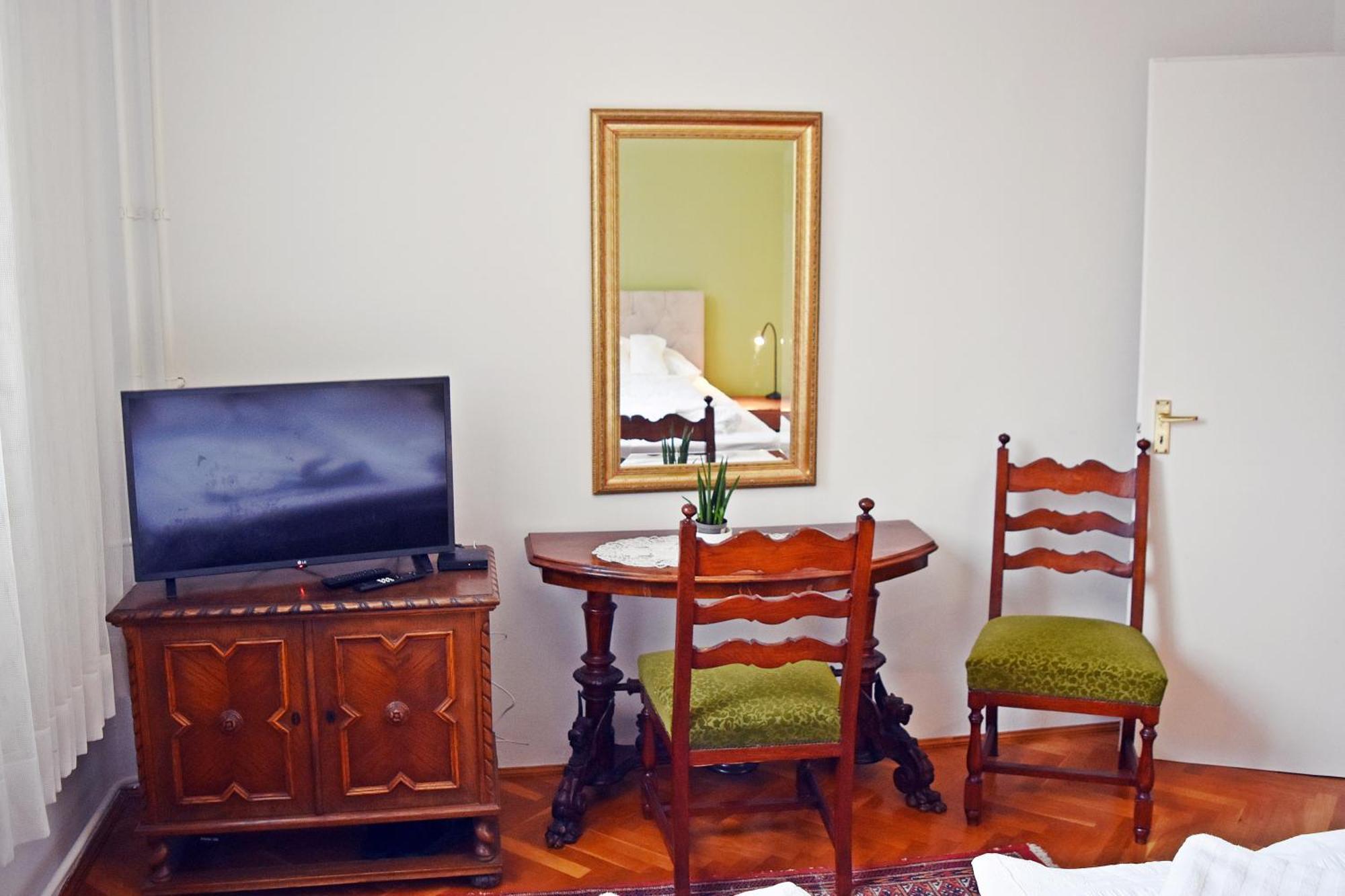 Belvarosi Classic Apartman 85 Square Meters ソンバトヘイ エクステリア 写真