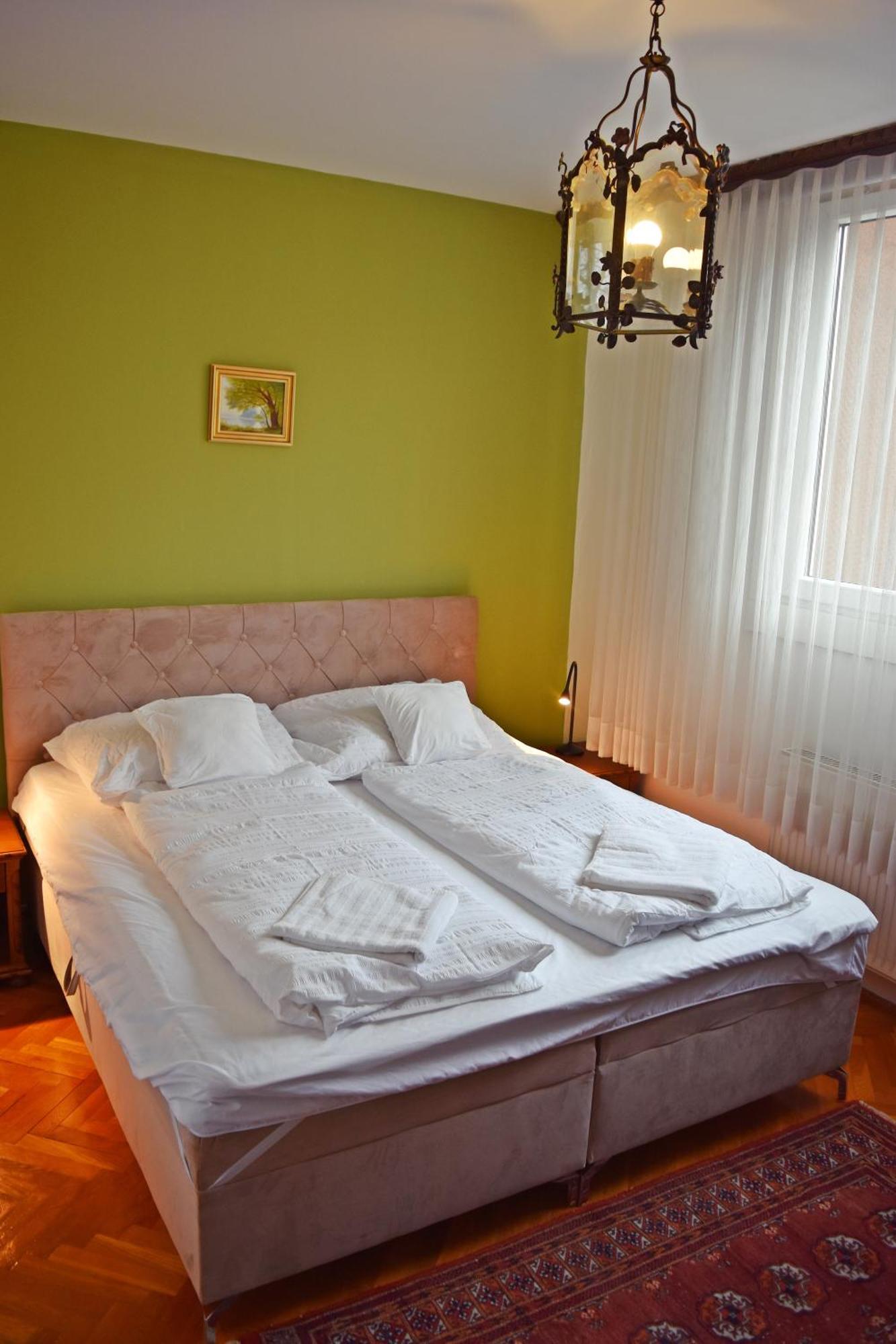 Belvarosi Classic Apartman 85 Square Meters ソンバトヘイ エクステリア 写真